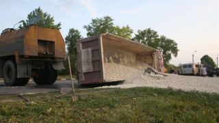 Illustration for article titled This Is What Happens When A Truck Full Of Crushed Stone Turns Over On A Car
